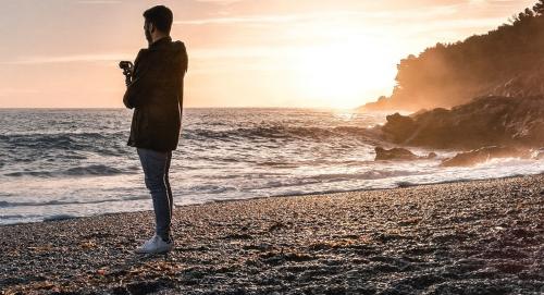 ΦΩΣ ΠΟΥ ΑΙΧΜΑΛΩΤΙΖΕΙ